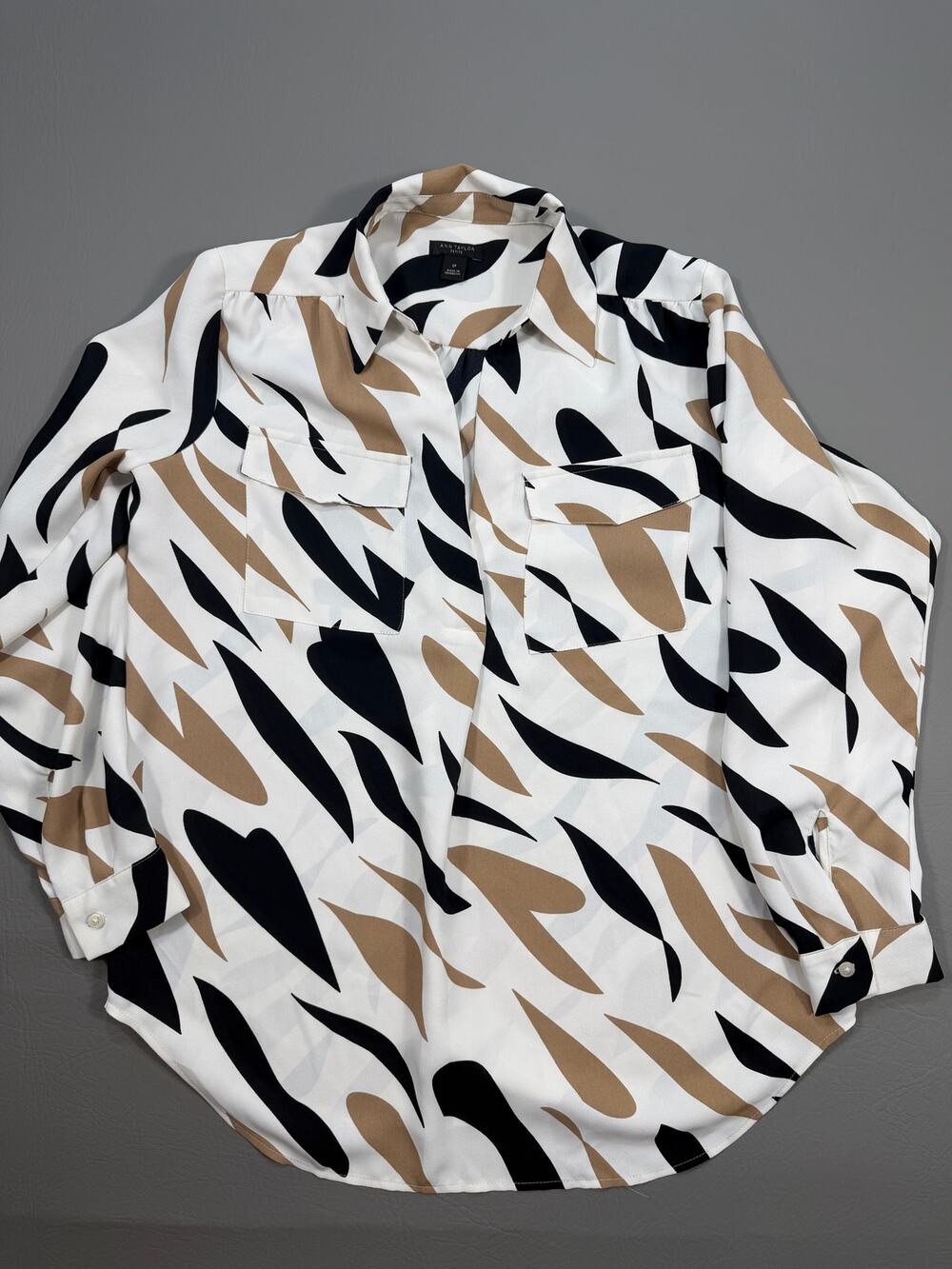Ann Taylor Petite Womens Small P Abstract Print Blouse Black Tan White Pockets